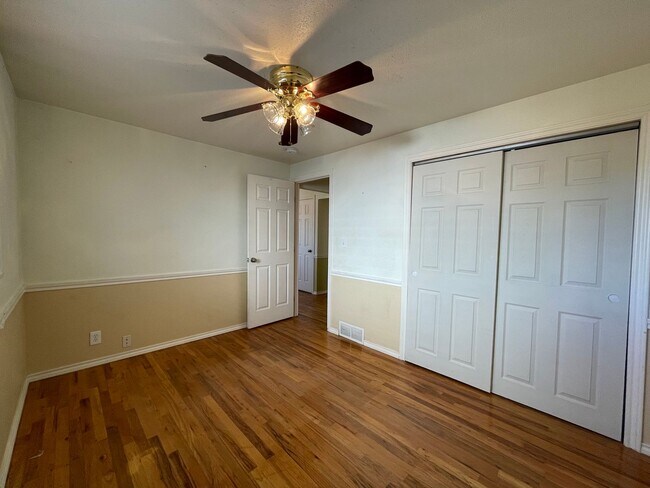 Building Photo - $0 DEPOSIT OPTION! TIMELESS VINTAGE CHARM: 2-BED, 1-BATH UNIT IN A CHARMING TRIPLEX