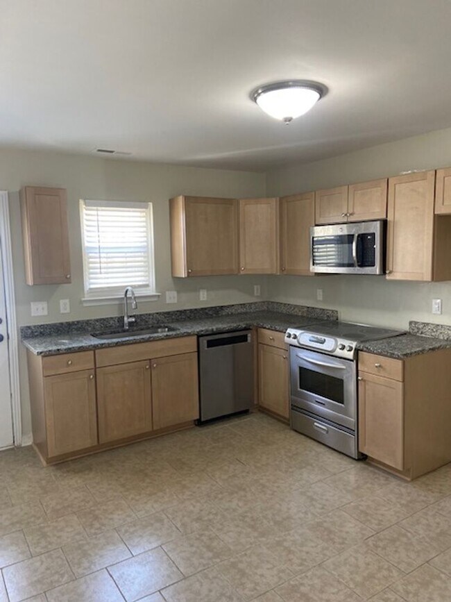 Building Photo - Spacious Town-home!