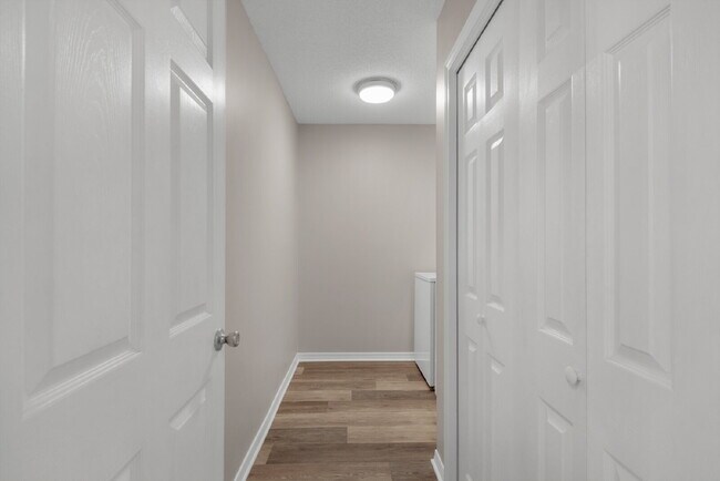 Building Photo - "Charming 2-Bed Townhouse Retreat with 2.5 Baths on Tooke Street!"