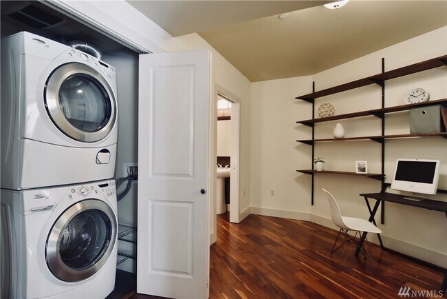 Building Photo - Spacious 1bd/1.5ba Condo in Belltown!