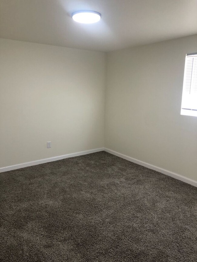Building Photo - 4 bed 2 bath single family home
