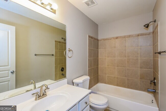 Building Photo - 147 Hidden Lake Cir