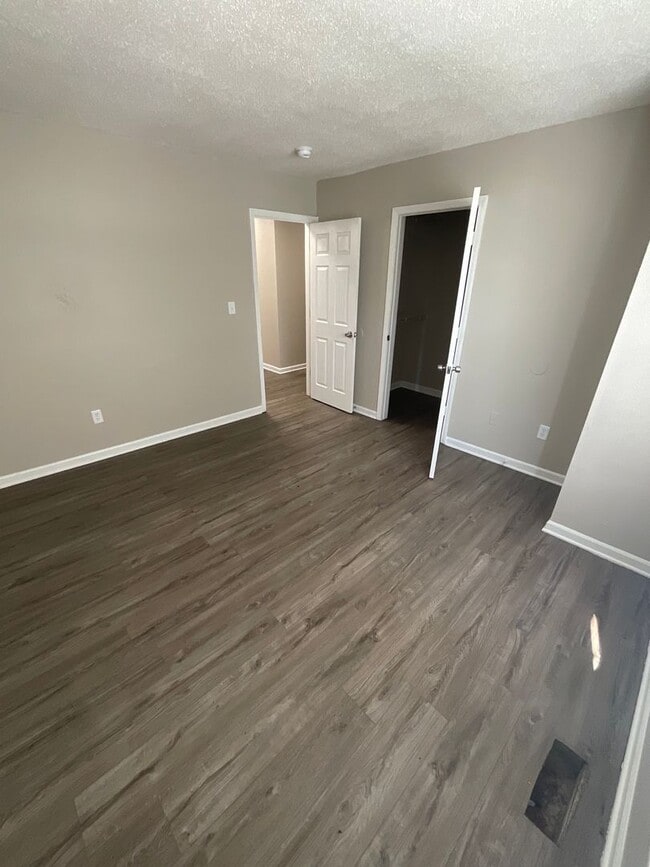 Building Photo - 3 Bed 1.5 Bath