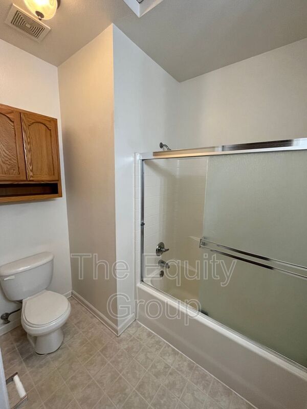 Building Photo - 2329 W Sunnyside Ave