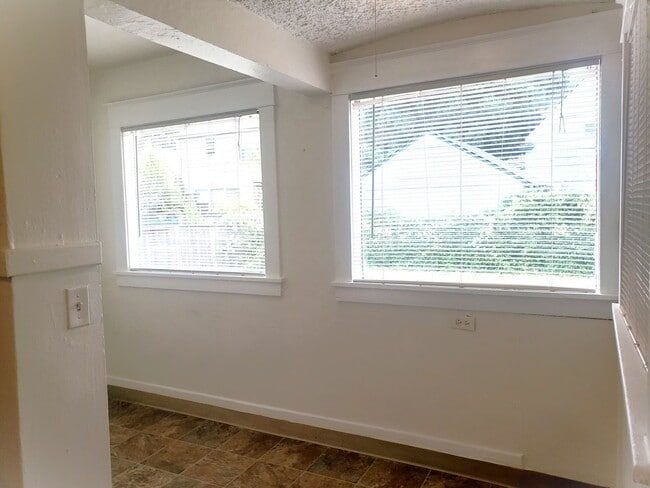 Building Photo - 1032 NE Madrona St