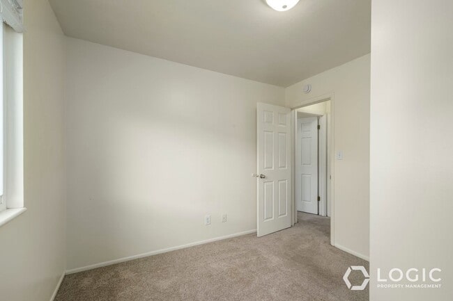 Building Photo - End Unit Townhome!