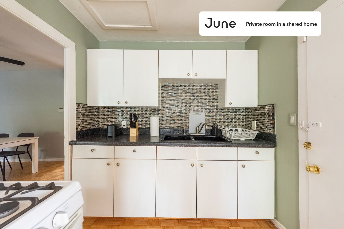 Building Photo - Room in Shared 3 bed/2 bath home
