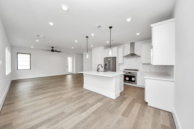 Building Photo - 12010 Royal Oaks Banner Wy