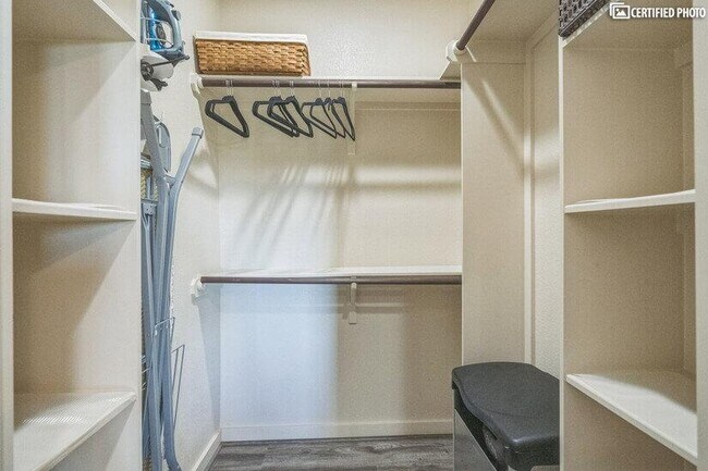 Building Photo - 505 Heron Dr