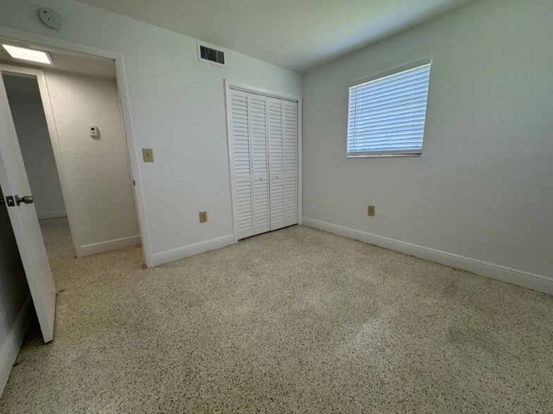 Building Photo - 955 SW 71st Ave