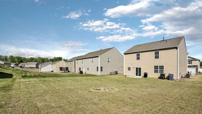 Building Photo - Spacious 3/2.5 Home in Simpsonville!