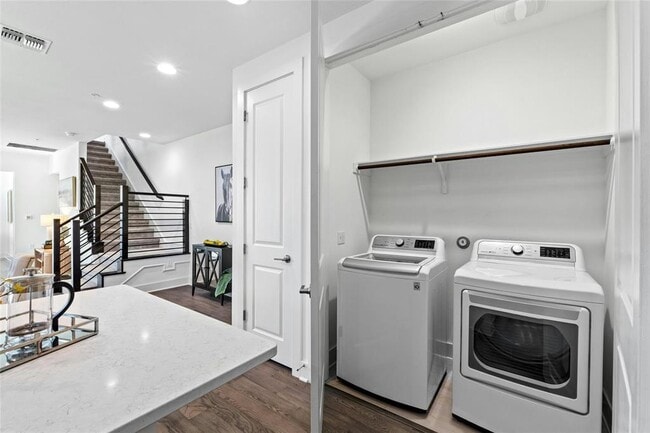 Building Photo - 2516 Simond Ave
