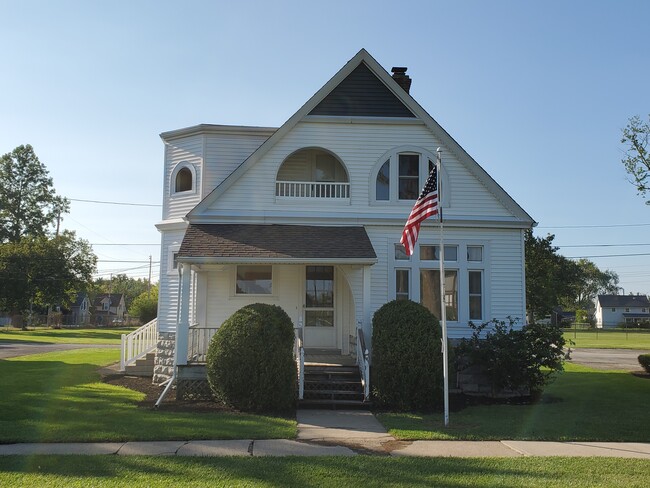 Building Photo - 705 Dewitt Ave