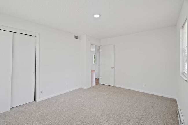 Building Photo - Charming & Newly Updated 2BR Duplex with F...