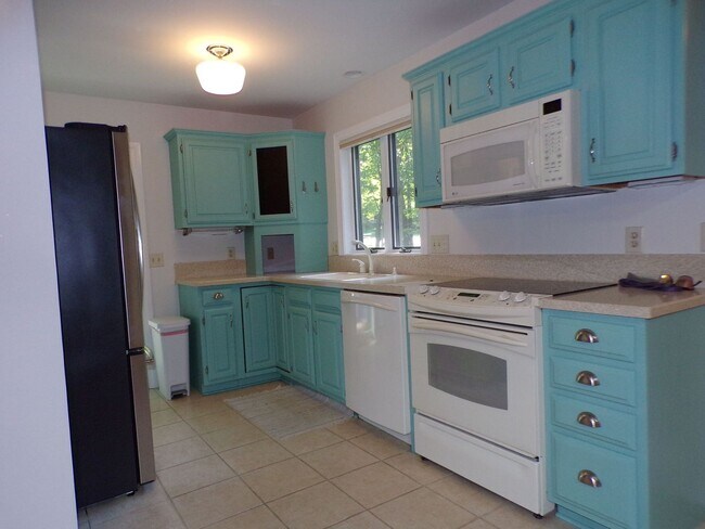 Building Photo - Move-In Ready Home Across from Ski Hill