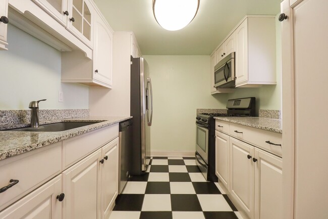 Building Photo - All Bills Paid: 1 Bedroom Condo in Downtow...