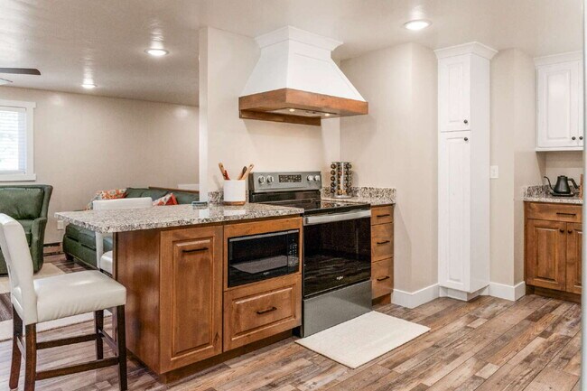 Building Photo - 451 W 200 S