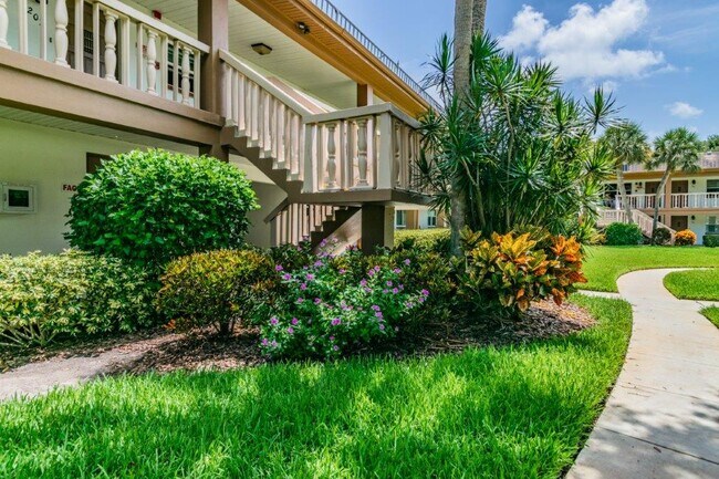 Building Photo - 650 Pinellas Point Dr S