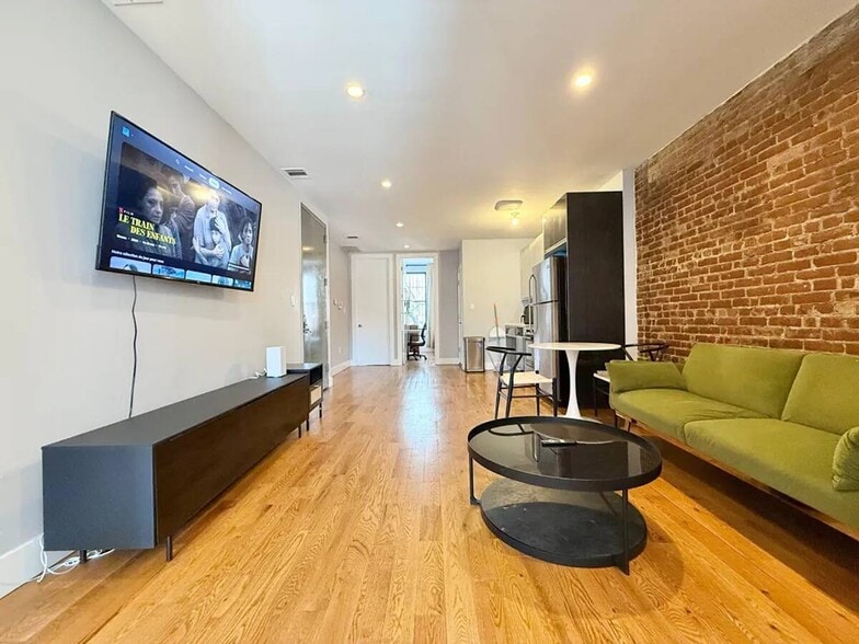 Building Photo - Prime Bushwick Room, HDTV, 15 min to Manhattan #756