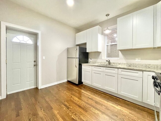 Building Photo - 3342 W Beach Ave