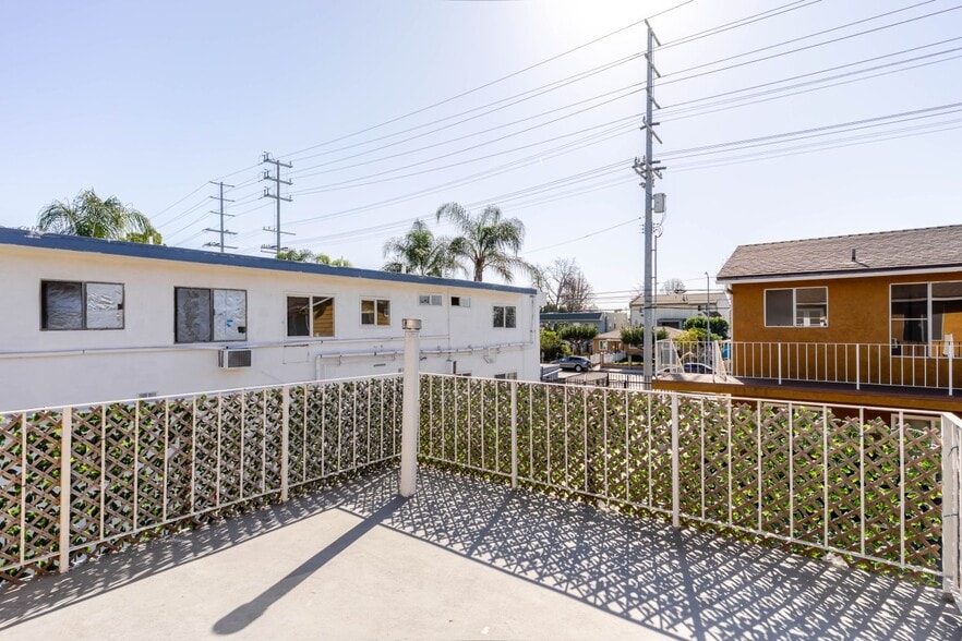 Building Photo - 13015 Vanowen St