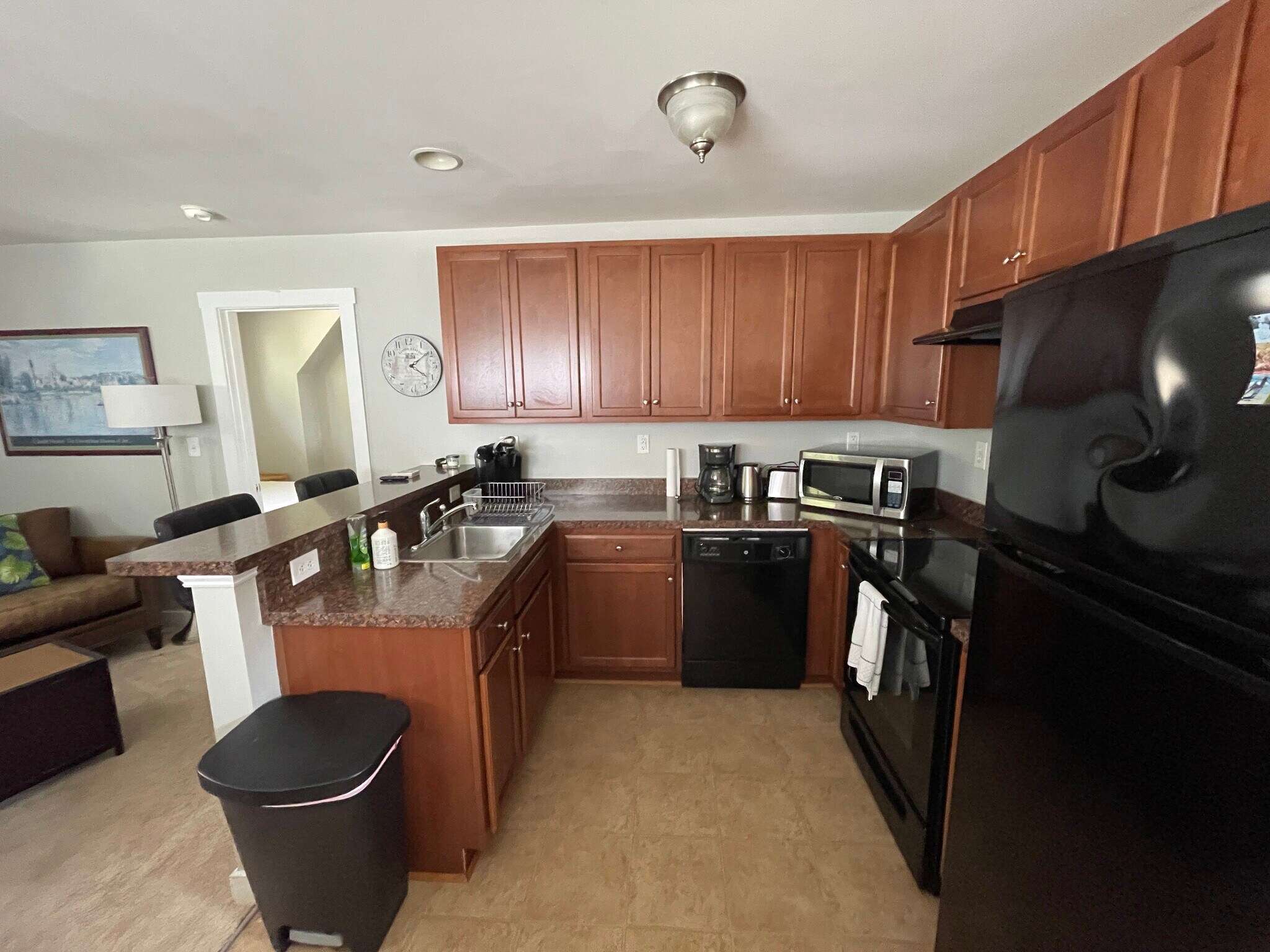 Kitchen with bar top - 105 Georgianna Aly