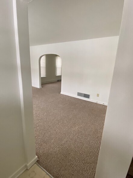 Frt Door view Living Room - 404 Caroline St