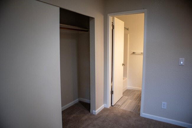 Building Photo - 2115 Overlook Dr