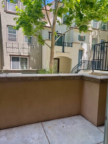 Building Photo - 493 Magritte Way