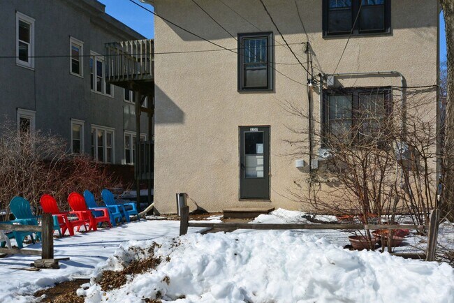 Building Photo - Spacious Studio Unit Available in Minneapolis - Great Location!