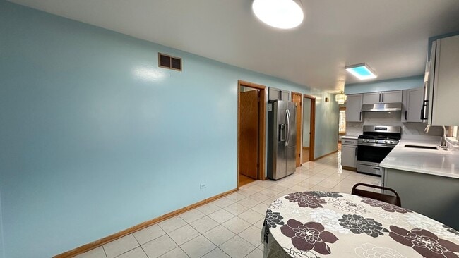 Building Photo - 4819 W Winnemac Ave