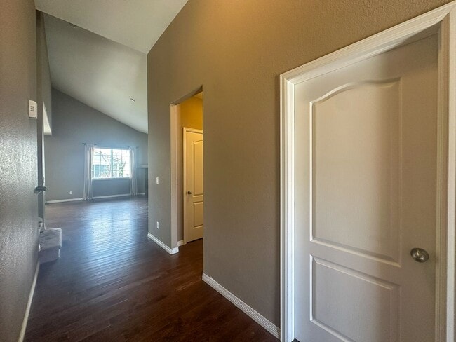 Building Photo - 4bd house in a heart of Dove Village!