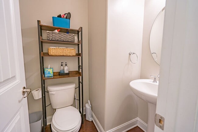 Building Photo - Forest Lakes Pooler