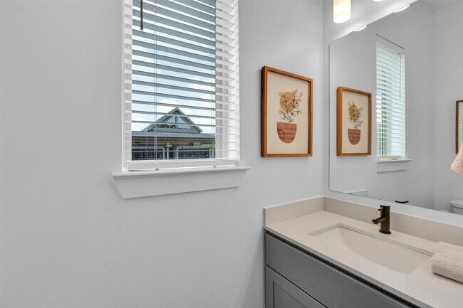 Building Photo - 1313B Provident Dr