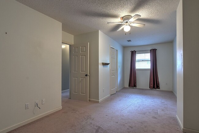 Building Photo - 206 Windridge Colony