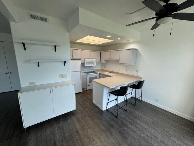 Building Photo - Recently updated condo with gym, pool, and...