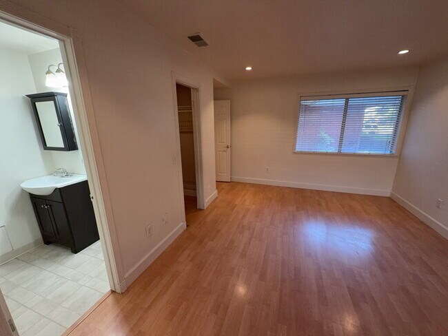 Building Photo - "Charming Riverside Retreat: Spacious 4-Be...