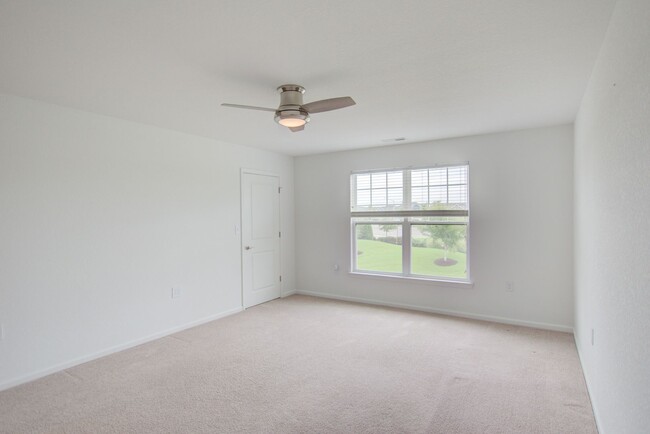 Building Photo - 3 Bed, 2.5 Bath Condo in Hickory School Di...