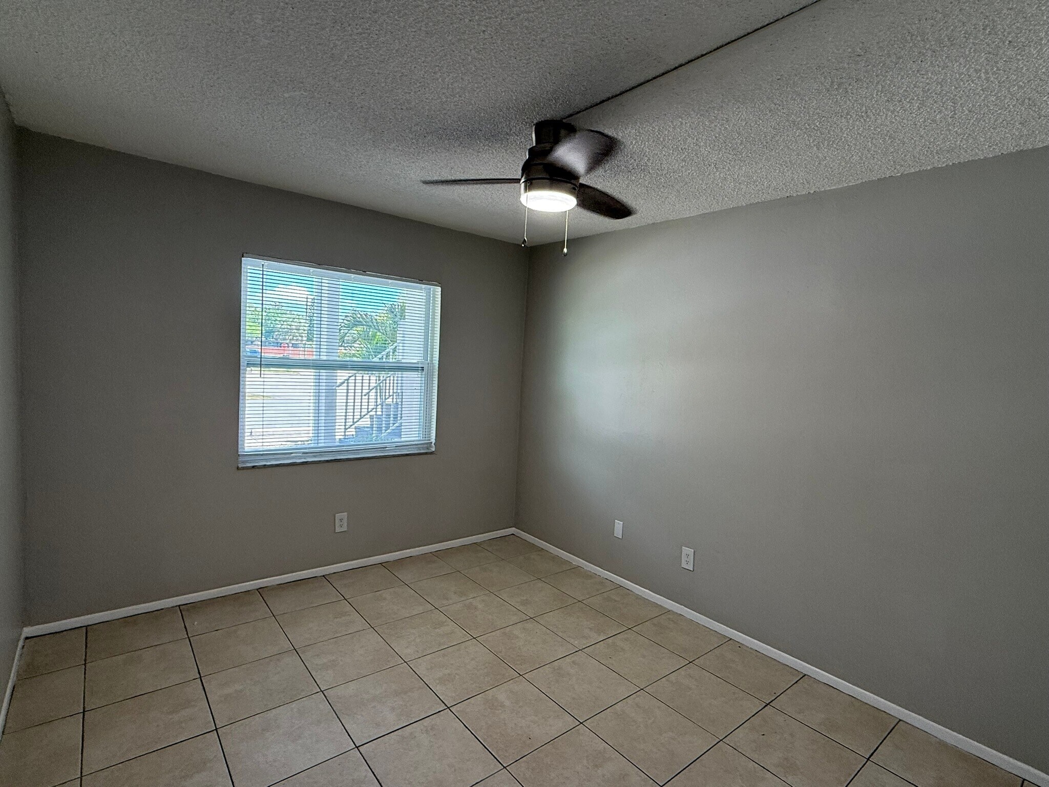 Building Photo - 2 Bed/1 Bath - Unit C3