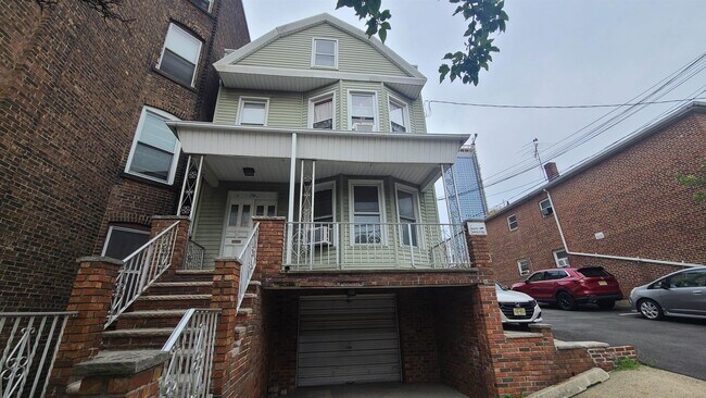 Building Photo - 86 Tonnelle Ave