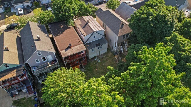 Building Photo - 181 Hale St