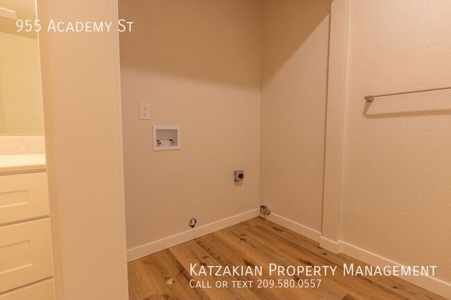 Building Photo - Luxury 2-Bedroom Apartment with Modern Upg...