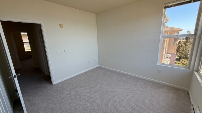 Building Photo - Epic REA - Top floor, Sweeping Views, 3 BR...