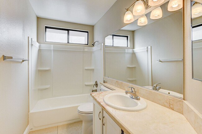 Building Photo - 3 bedroom single story in Henderson!