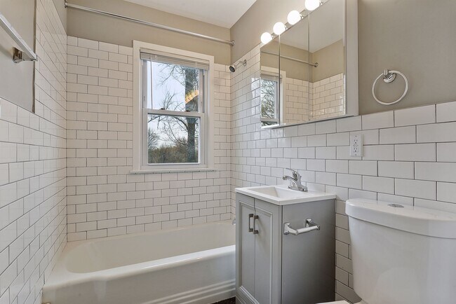 Building Photo - Remodeled 2 bed featuring new kitchen