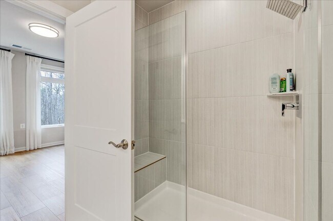 Building Photo - Modern 2-bedroom, 2-bath apartment