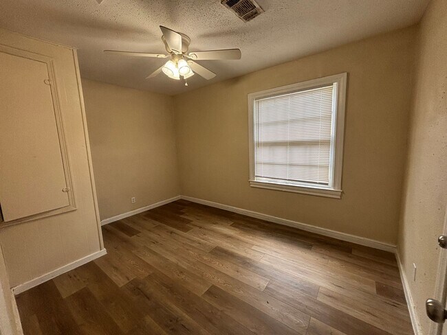 Building Photo - Lovely 4 Bedroom 1 Bath Home!