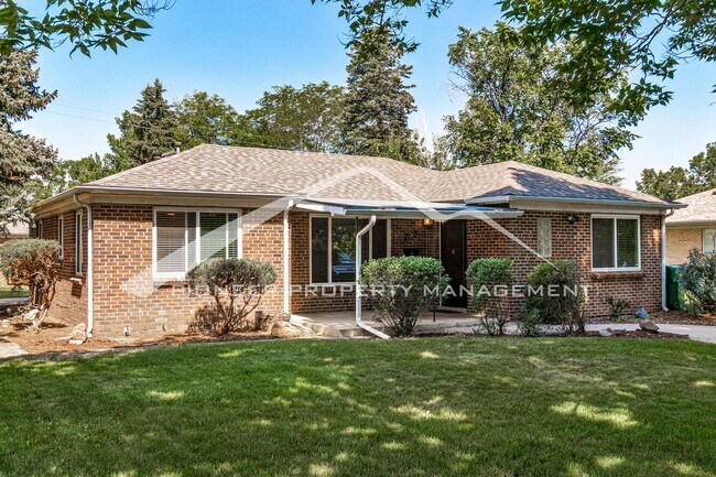 Building Photo - Charming Home with Washer/Dryer and Fenced...