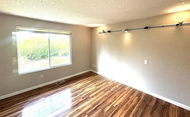 Building Photo - 3 bedroom in Bellevue WA 98006