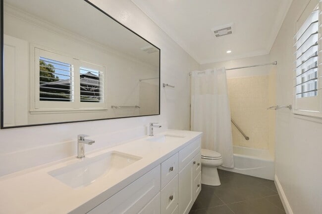 Building Photo - 5 Santa Victoria Ct